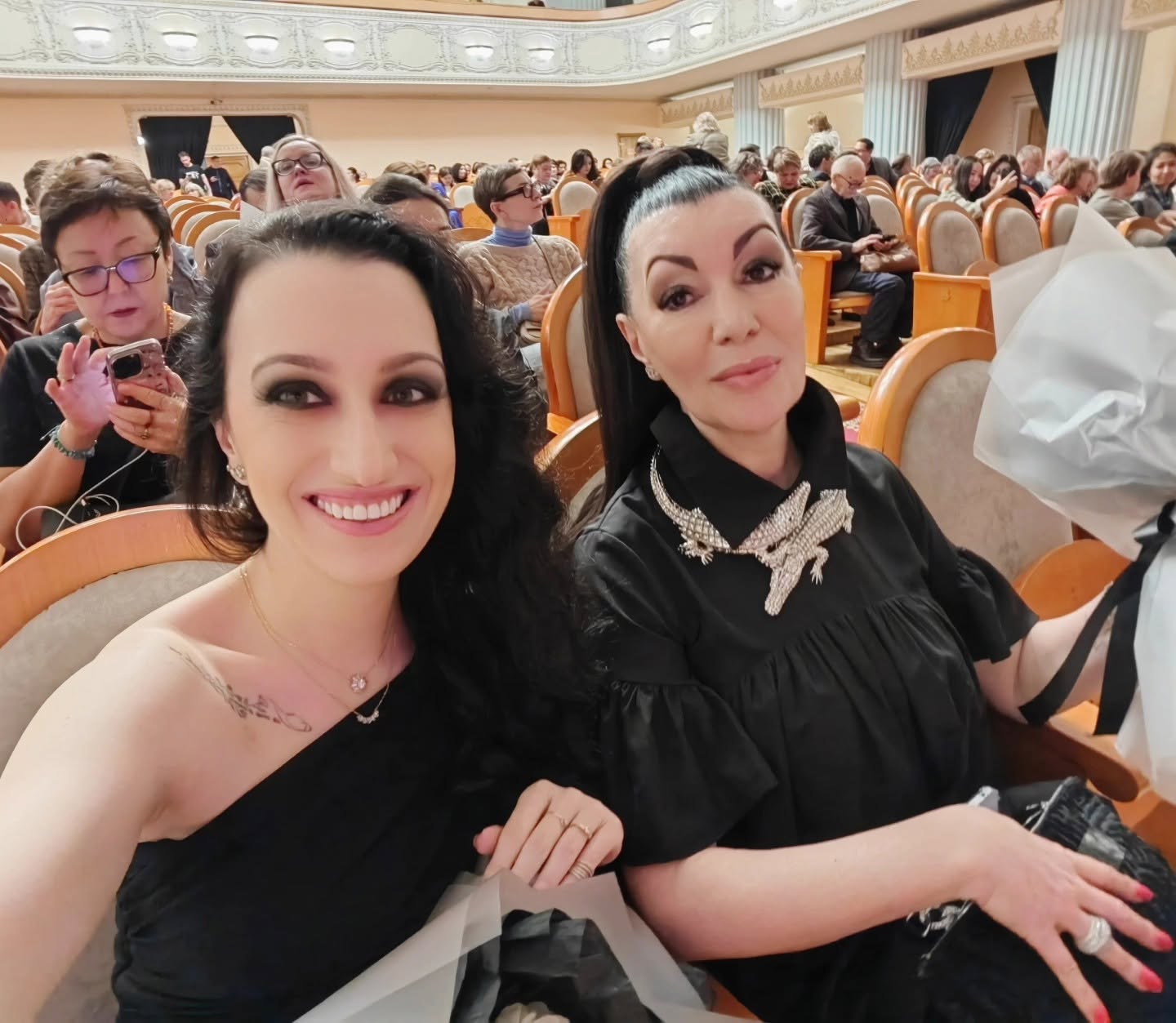 Элина с мамой в зале