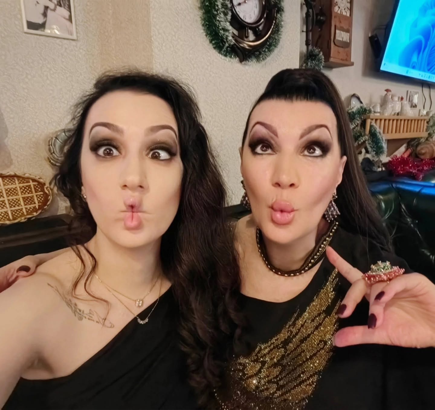 Веселое селфи Элины с мамой