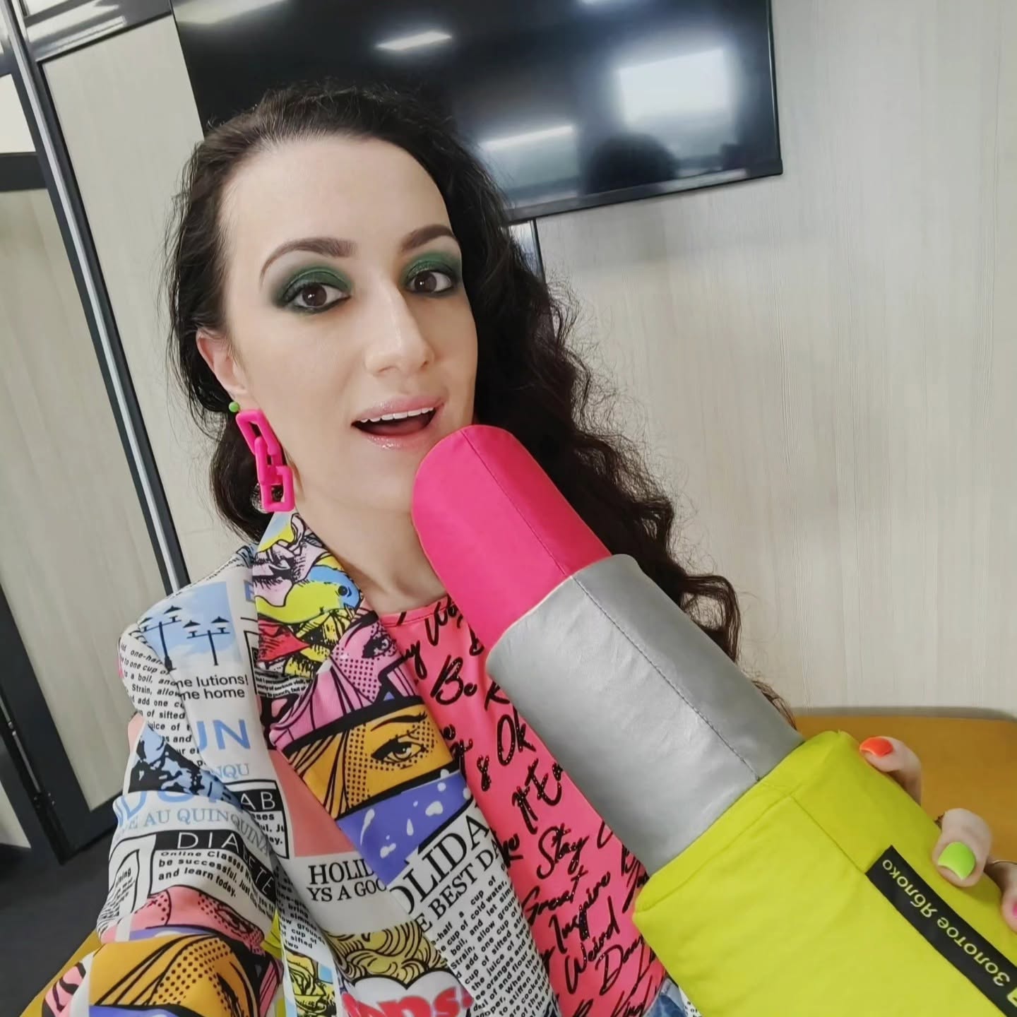 Элина с огромной розовой помадой